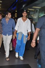 Akshay Kumar snapped at the airport in Mumbai on 30th July 2013 (5).JPG